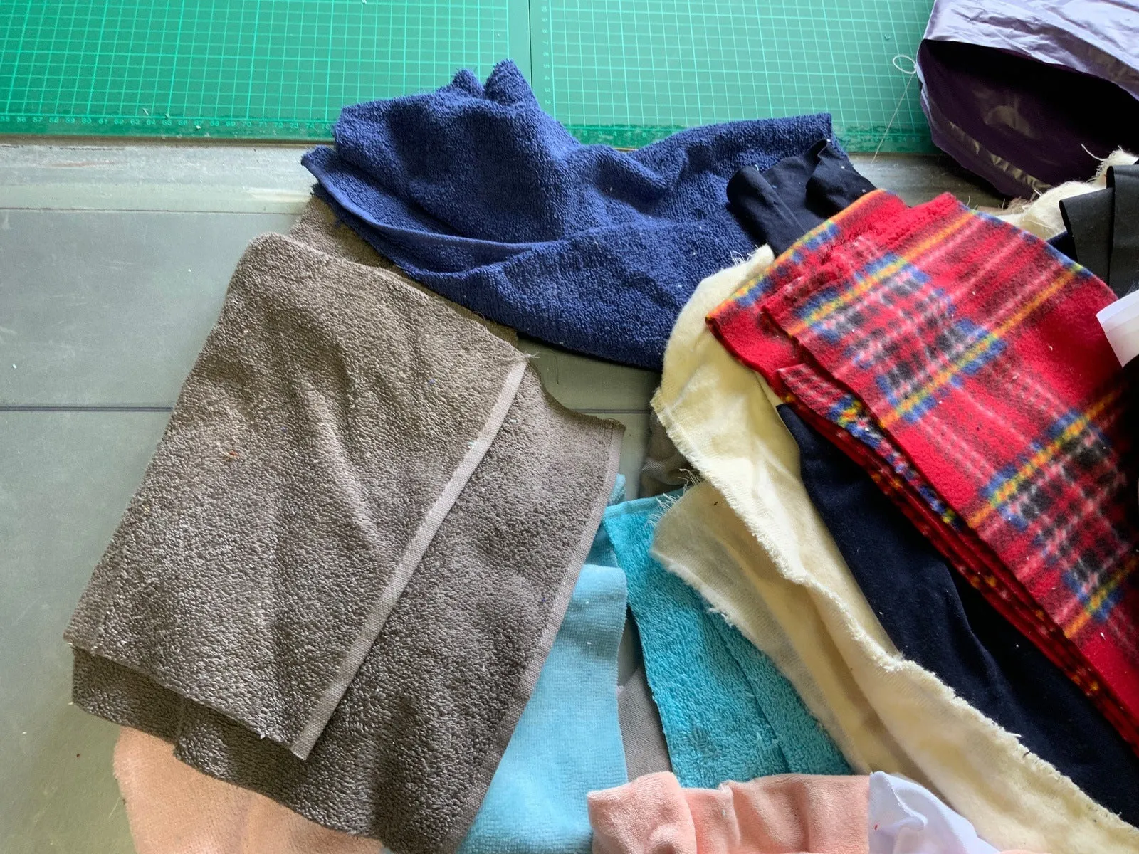 HUGE MIXED Remnant Pack  - over 3kg  (approx) of pieces of  Fabrics  for patchwork and similar projects
